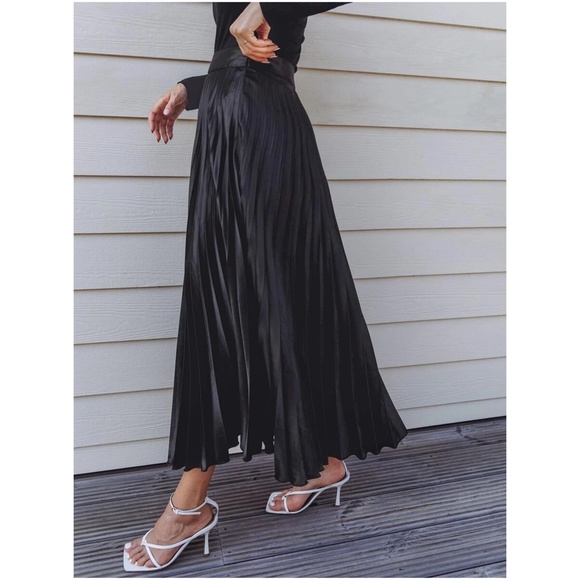 Classic Black Evening Party Holiday Pleated Skirt - Picture 4 of 4